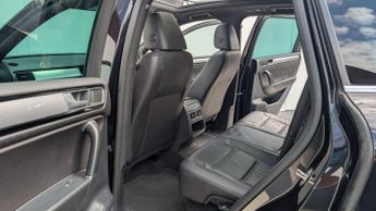 Volkswagen Touareg 3.0 TDI V6 BlueMotion Tech R-Line Tiptronic 4WD Euro 6 (s/s) 5dr