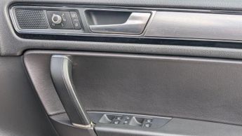 Volkswagen Touareg 3.0 TDI V6 BlueMotion Tech R-Line Tiptronic 4WD Euro 6 (s/s) 5dr