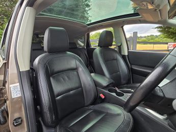 Nissan Qashqai 1.6 Tekna SUV 5dr Petrol Manual 2WD Euro 5 (117 ps)