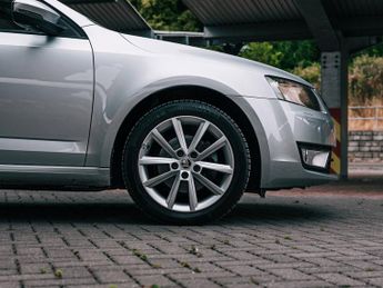 Skoda Octavia 1.6 TDI Elegance Hatchback 5dr Diesel DSG Euro 5 (s/s) (105 ps)