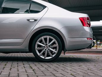Skoda Octavia 1.6 TDI Elegance Hatchback 5dr Diesel DSG Euro 5 (s/s) (105 ps)