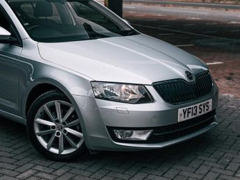 Skoda Octavia 1.6 TDI Elegance Hatchback 5dr Diesel DSG Euro 5 (s/s) (105 ps)