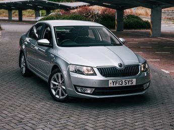 Skoda Octavia 1.6 TDI Elegance Hatchback 5dr Diesel DSG Euro 5 (s/s) (105 ps)