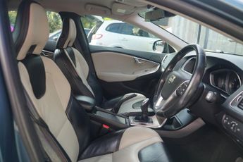 Volvo V40 Cross Country 2.0 D3 Lux Nav Hatchback 5dr Diesel Manual Euro 5 (s/s) (150 ps)