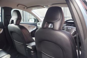 Volvo V40 Cross Country 2.0 D3 Lux Nav Hatchback 5dr Diesel Manual Euro 5 (s/s) (150 ps)