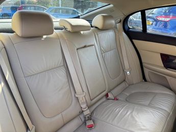 Jaguar XF 3.0d V6 Luxury Saloon 4dr Diesel Auto Euro 5 (240 ps)