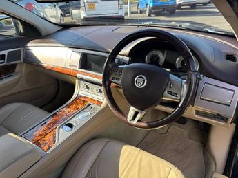 Jaguar XF 3.0d V6 Luxury Saloon 4dr Diesel Auto Euro 5 (240 ps)
