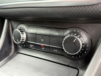 Mercedes-Benz A 200 Mercedes-Benz A Class 1.6 A200 BlueEfficiency Sport 7G-DCT Euro 