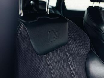 Audi A4 Avant 2.0 TDI ultra S line Estate 5dr Diesel S Tronic Euro 6 (s/s) (19