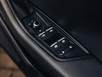 Audi A4 Avant 2.0 TDI ultra S line Estate 5dr Diesel S Tronic Euro 6 (s/s) (19