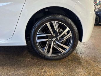 Peugeot 208 1.2 PureTech 100 Allure Premium 5dr EAT8