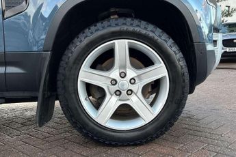 Land Rover Defender 3.0 D250 Hard Top SE Auto [3 Seat]