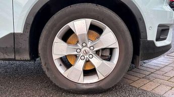 Volvo XC40 2.0 T4 Momentum Pro 5dr AWD Geartronic