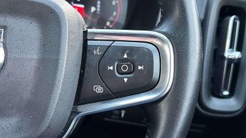 Volvo XC40 2.0 T4 Momentum Pro 5dr AWD Geartronic
