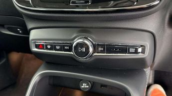 Volvo XC40 2.0 B4P Inscription 5dr Auto