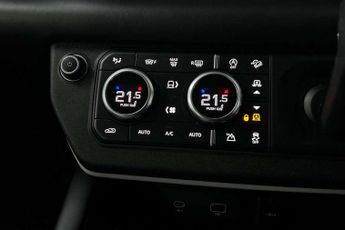 Land Rover Defender 3.0 D300 SE 110 5dr Auto
