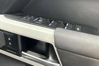Land Rover Defender 3.0 D250 X-Dynamic SE 110 5dr Auto