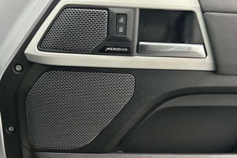 Land Rover Defender 3.0 D250 X-Dynamic SE 110 5dr Auto