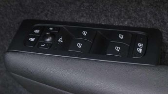 Volvo XC40 2.0 B3P Plus Dark 5dr Auto