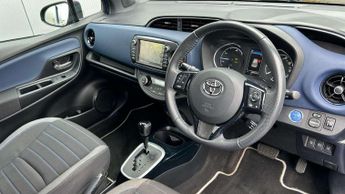 Toyota Yaris 1.5 Hybrid Red Bi-tone 5dr CVT