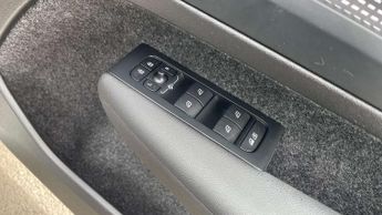 Volvo XC40 2.0 B3P Plus Dark 5dr Auto