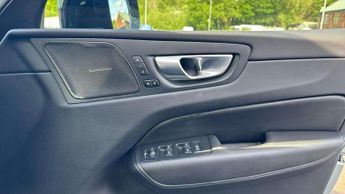 Volvo XC60 2.0 B5P Plus Dark 5dr AWD Geartronic