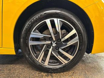 Peugeot 208 1.2 PureTech 100 Allure Premium + 5dr