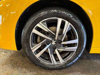 Peugeot 208 1.2 PureTech 100 Allure Premium + 5dr
