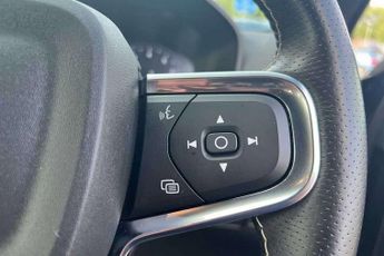 Volvo XC40 2.0 B4P R DESIGN 5dr AWD Auto