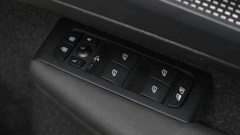 Volvo XC40 2.0 B3P Plus Dark 5dr Auto