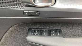 Volvo XC40 2.0 B4P Plus Dark 5dr AWD Auto