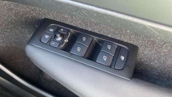 Volvo XC40 1.5 T3 [163] Momentum 5dr Geartronic