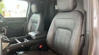 Land Rover Defender 3.0 D300 Hard Top HSE Auto