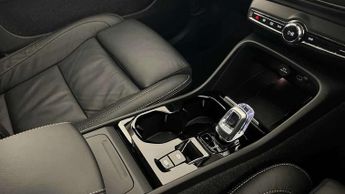 Volvo XC40 2.0 B3P Plus Dark 5dr Auto