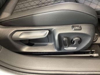 Volkswagen Passat Estate 1.5 eTSI R-Line 5dr DSG