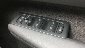 Volvo XC40 2.0 B3P Plus Dark 5dr Auto