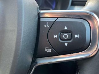 Volvo XC40 2.0 B3P Plus Dark 5dr Auto