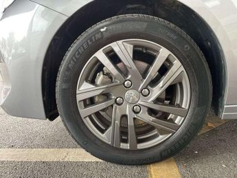 Peugeot 208 1.2 PureTech 100 Active Premium 5dr EAT8