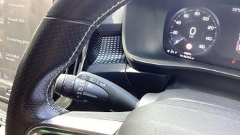 Volvo XC40 2.0 B4P R DESIGN Pro 5dr Auto
