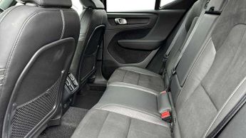 Volvo XC40 2.0 T4 R DESIGN Pro 5dr AWD Geartronic