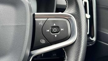 Volvo XC40 2.0 T4 R DESIGN Pro 5dr AWD Geartronic