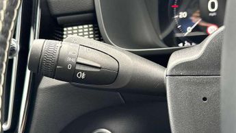 Volvo XC40 2.0 T4 R DESIGN Pro 5dr AWD Geartronic