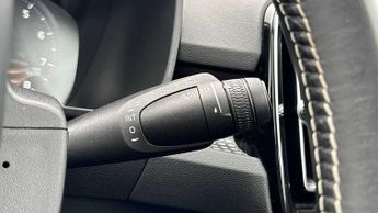 Volvo XC40 2.0 T4 R DESIGN Pro 5dr AWD Geartronic