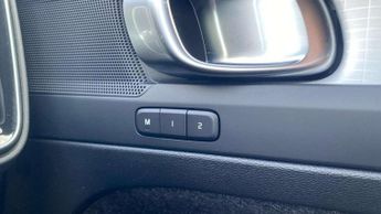 Volvo XC40 2.0 B3P Plus Dark 5dr Auto