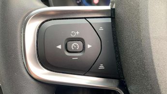 Volvo XC40 2.0 B3P Plus Dark 5dr Auto