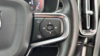 Volvo XC40 2.0 B4P R DESIGN 5dr Auto