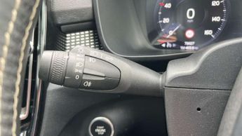 Volvo XC40 2.0 T5 R DESIGN Pro 5dr AWD Geartronic