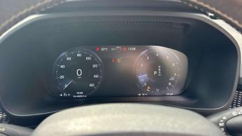 Volvo XC40 2.0 T4 R DESIGN Pro 5dr AWD Geartronic