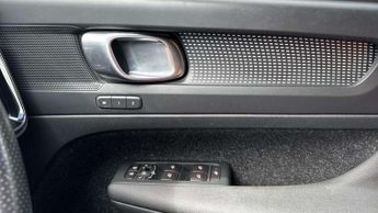 Volvo XC40 2.0 T4 R DESIGN Pro 5dr AWD Geartronic