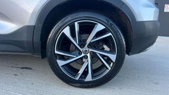 Volvo XC40 2.0 T4 R DESIGN Pro 5dr AWD Geartronic